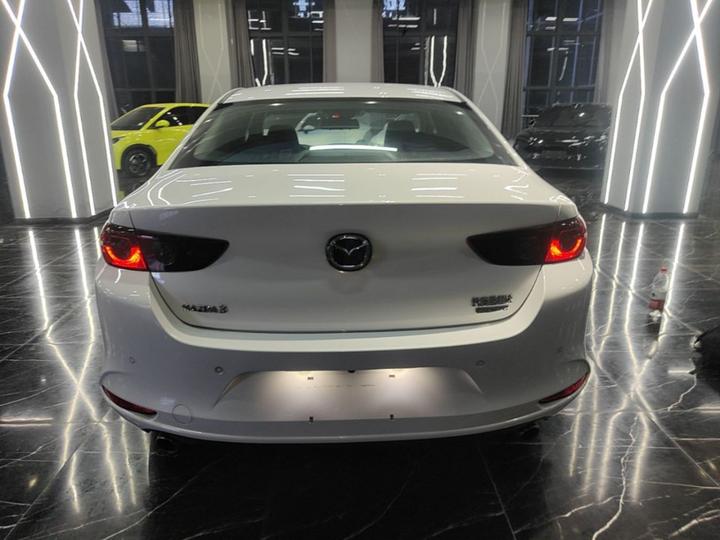 3 Axela 2023 2.0L AT photo 3