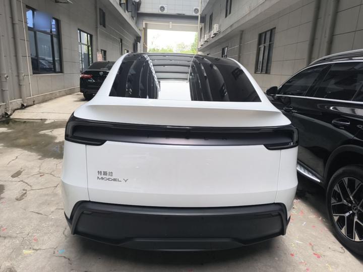 Model Y 2025 RWD photo 3