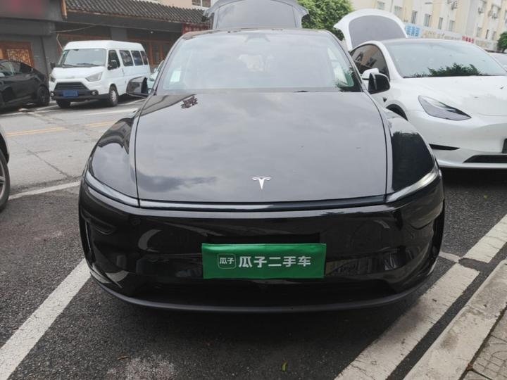 Model Y 2025 RWD photo 2