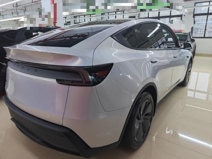 Model Y 2025 RWD photo 4