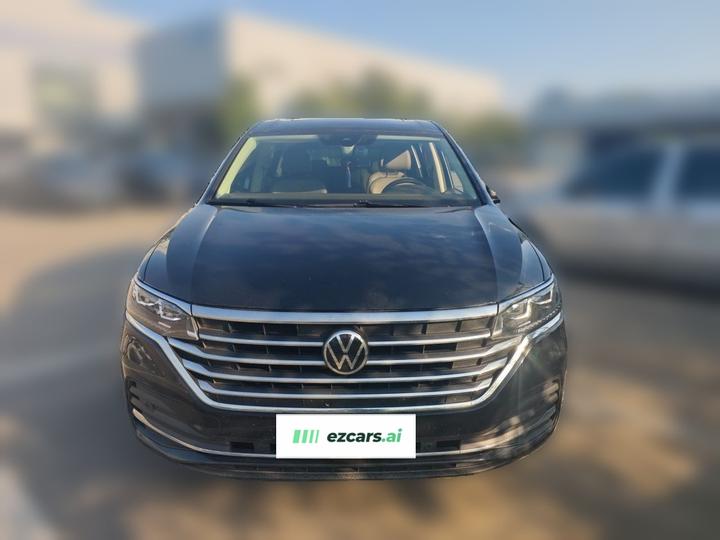 2023 330TSI Luxury photo 2