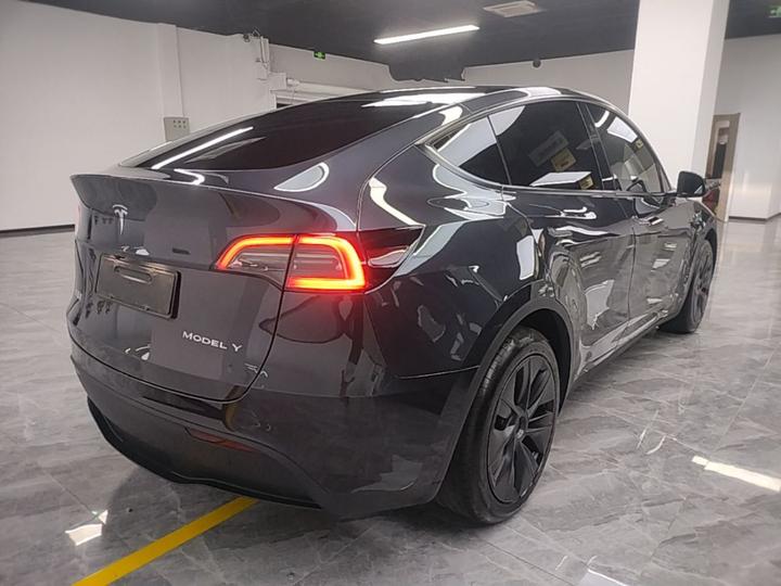 Model Y 2024 RWD photo 6