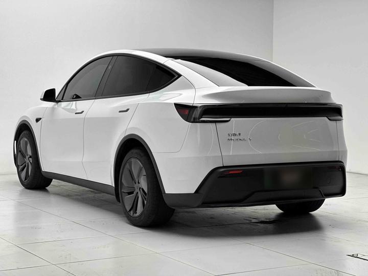 Model Y 2025 RWD photo 4