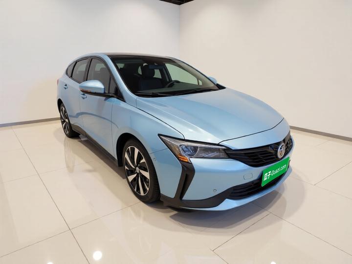 6 2020 PHEV photo 3