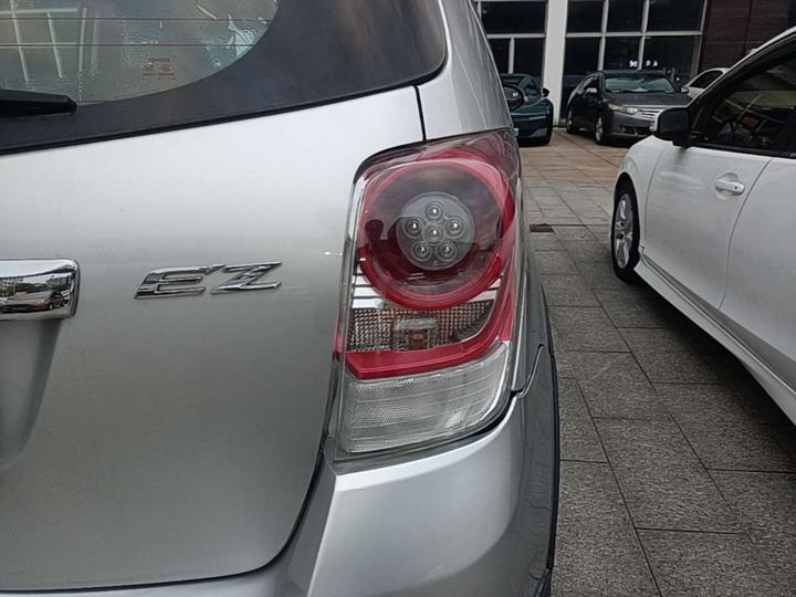 2015 180E CVT Crossover photo 7