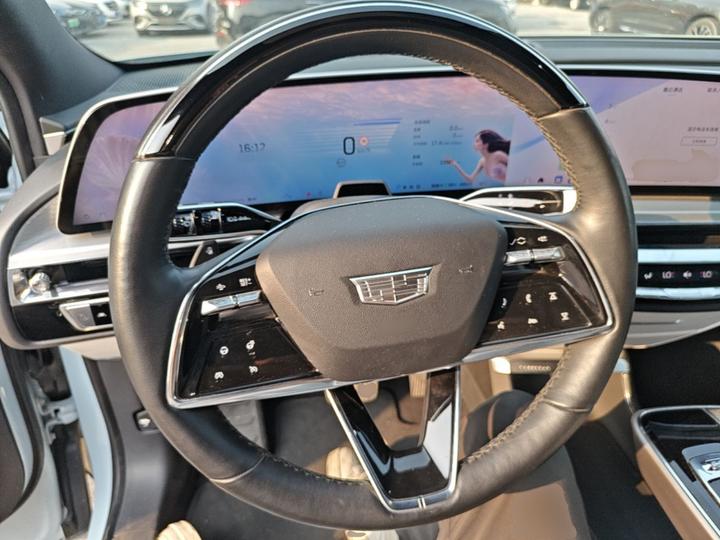 IQ 2022 RWD Long Range Luxury photo 6