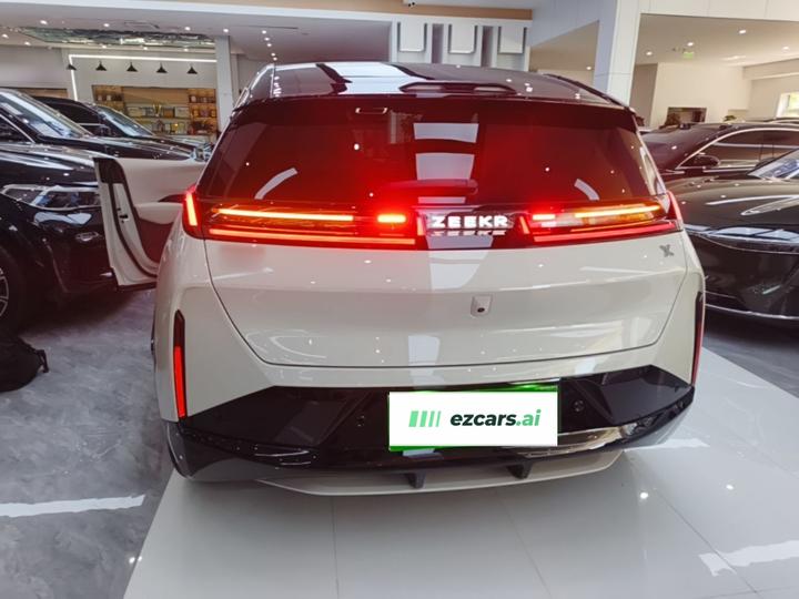 X 2025 4-Seater RWD photo 3