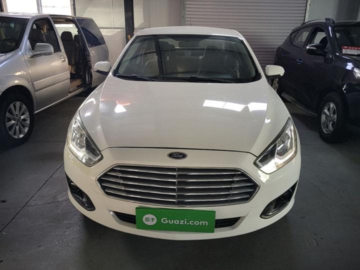 Escort 2015 1.5L AT Comfort photo 2