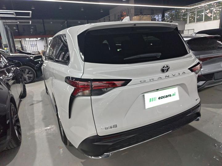 Granvia 2027 2.5L Hybrid Comfort PLUS photo 4