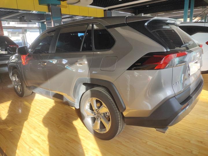RAV4 2022 2.0L CVT RWD Plus photo 4