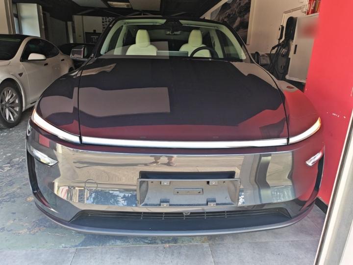 Model Y 2025 Long Range AWD Launch Edition photo 2