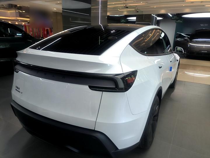 Model Y 2026 RWD photo 4