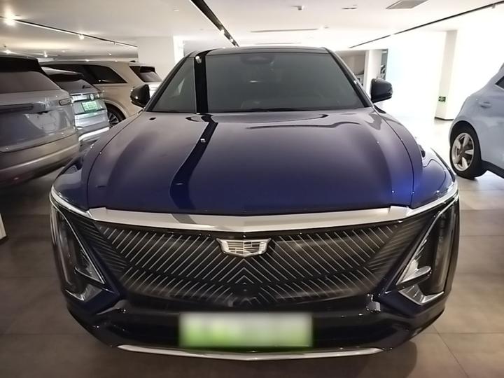 IQ 2024 RWD Standard Range Luxury photo 2