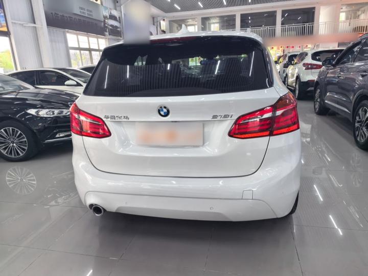 2 Series Wagon 2018 218i Leading photo 3
