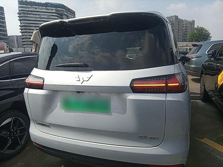 730 EV 2025 125km Luxury photo 3