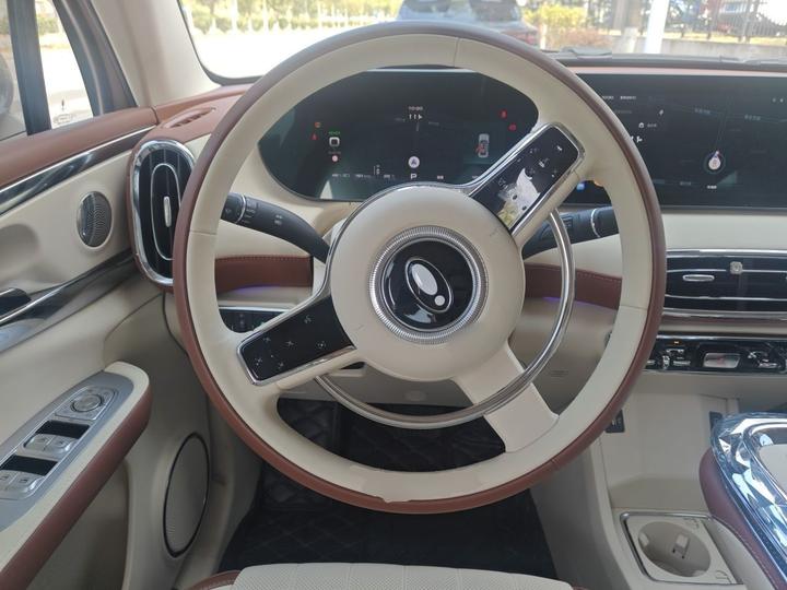 2023 401km Premium photo 7