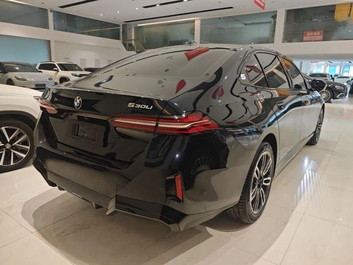 5 Series 2026 525Li M Sport Package photo 4