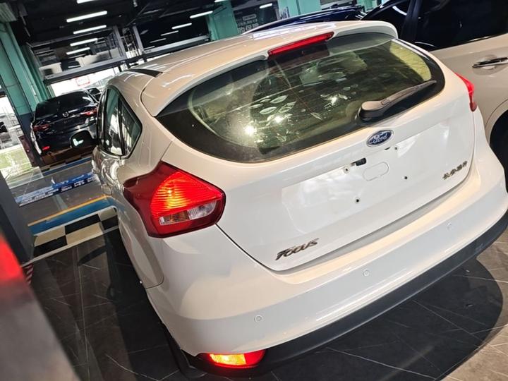 Focus 2015 Hatchback 1.6L AT Comfort photo 4