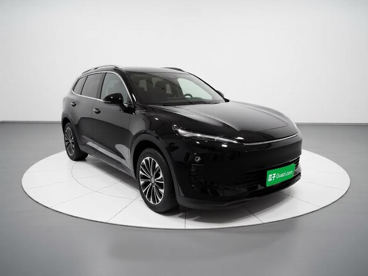 2025 Envision Plus 28T RWD photo 3