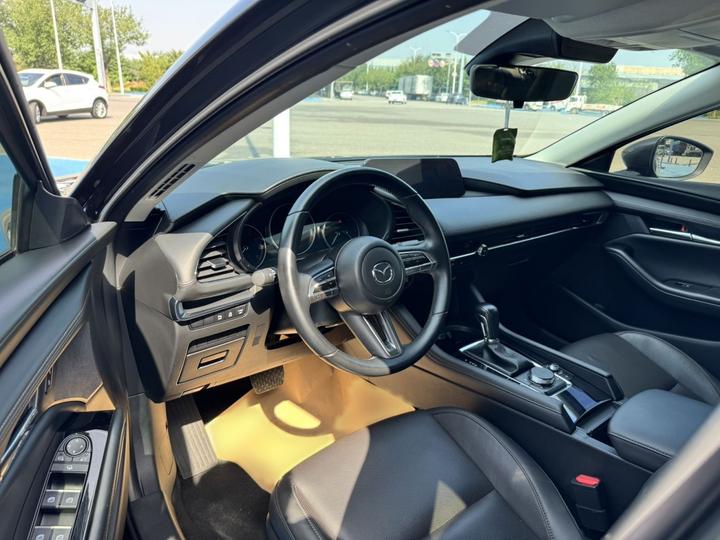 3 Axela 2023 2.0L AT photo 6