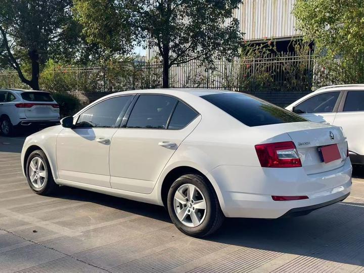 Octavia 2017 Classic 1.6L AT Standard photo 4