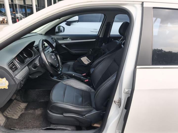2015 1.6L AT Comfort photo 7