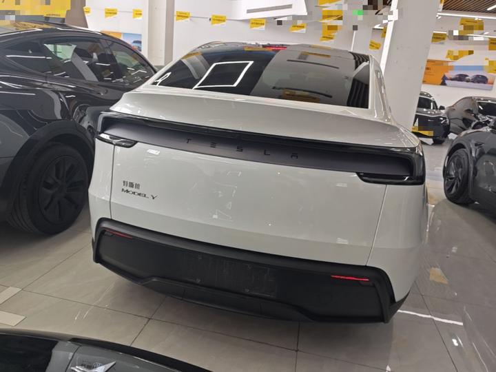 Model Y 2025 RWD photo 5