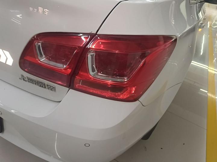 2015 1.5L Classic SE AT photo 7
