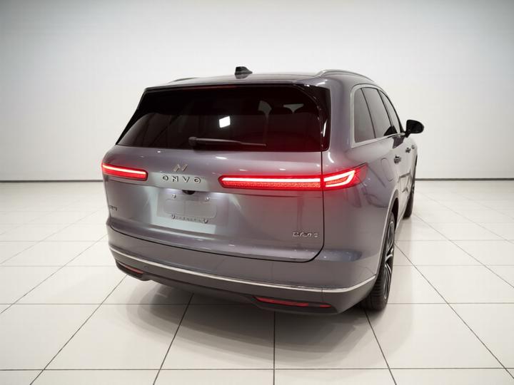 L90 2025 Ultra 6-Seater 60 photo 3
