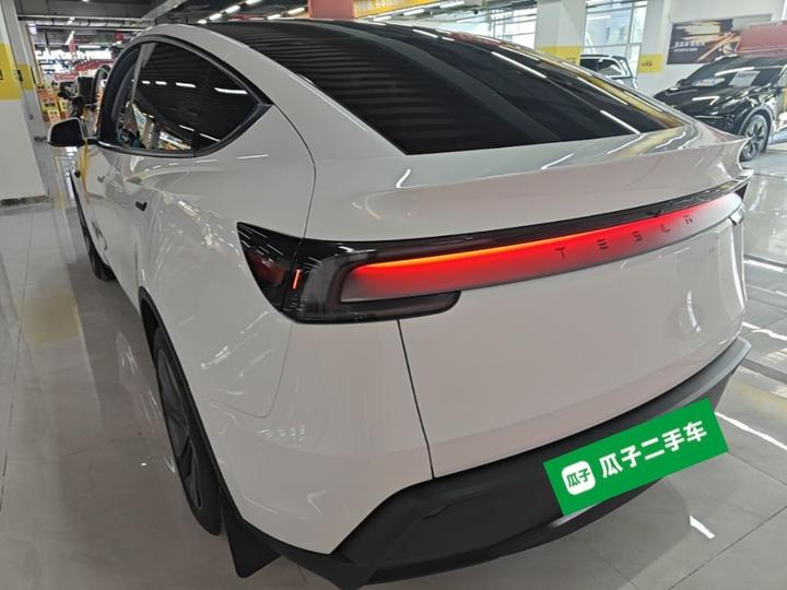 Model Y 2025 RWD photo 4