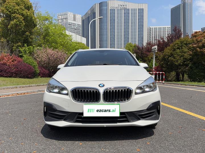 2 Series Wagon 2019 220i Leading photo 2