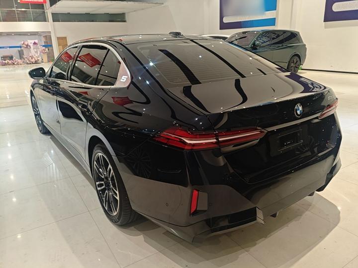 5 Series 2026 530Li Leading M Sport Package photo 4