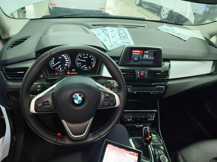 2 Series Wagon 2019 220i Leading photo 5