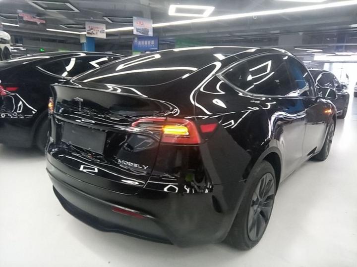 Model Y 2024 RWD photo 4