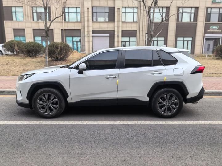 RAV4 2023 2.0L CVT RWD photo 3