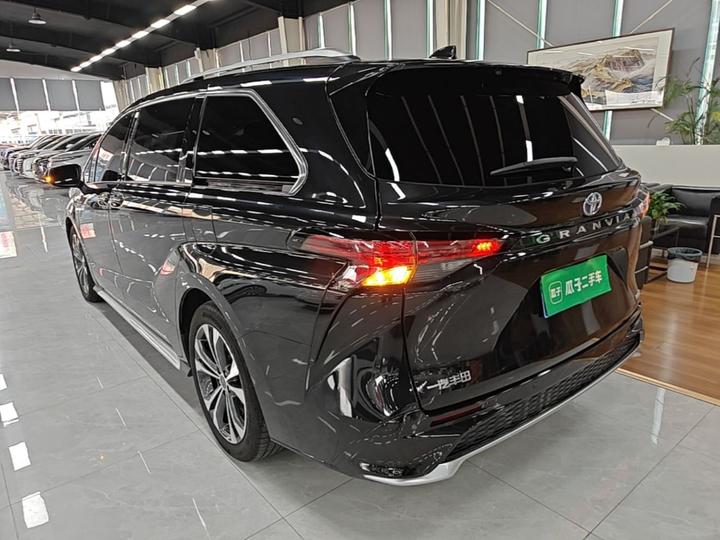 Granvia 2023 2.5L Hybrid Premium PLUS photo 4