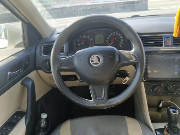 Rapid 2015 1.6L AT photo 7