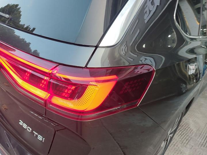 2021 330TSI RWD Luxury photo 7
