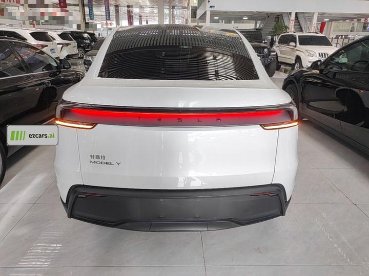 Model Y 2025 RWD photo 5