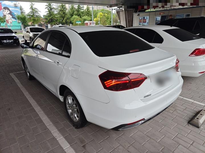 Emgrand 2020 1.5L MT Luxury photo 4