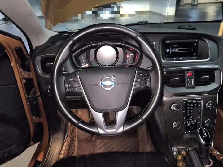 V40 2014 2.0T photo 3