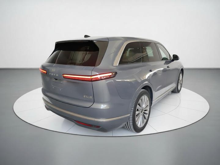 L90 2025 Ultra 6-Seater 60 photo 4