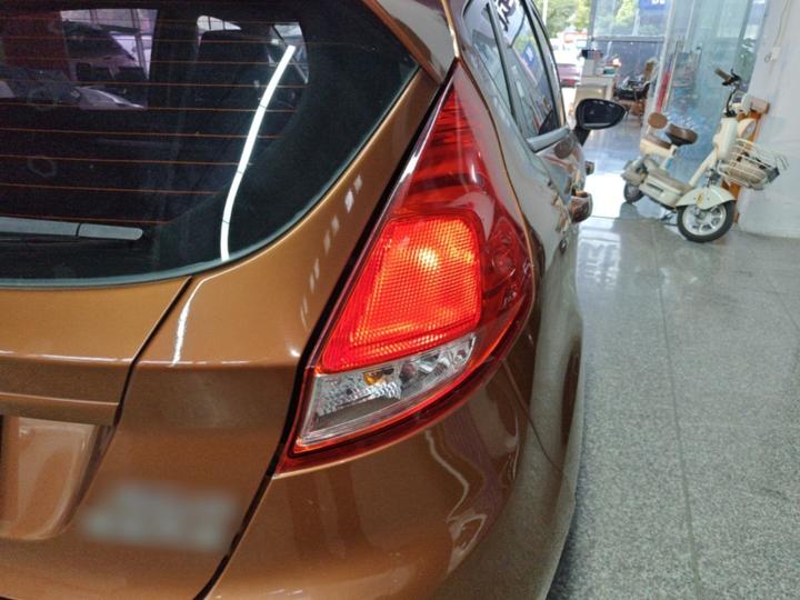 2013 Hatchback 1.5L AT Fashion photo 7