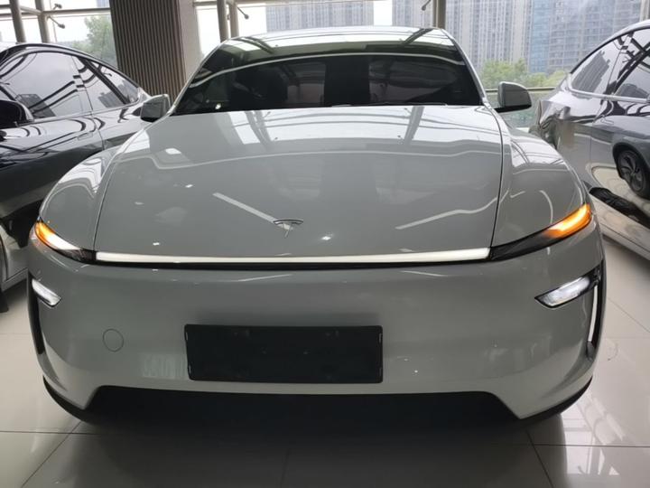 Model Y 2026 RWD photo 2
