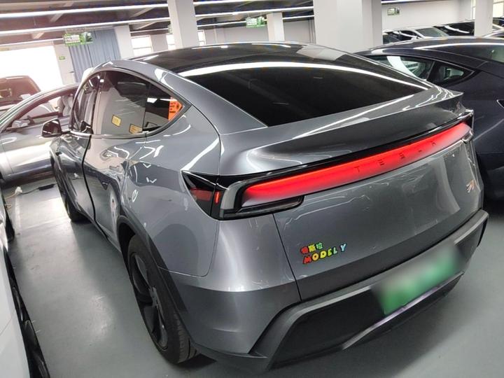Model Y 2025 RWD Launch Edition photo 4