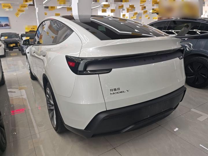 Model Y 2025 RWD photo 4