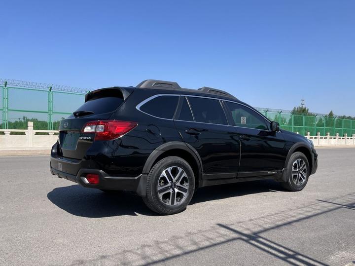 2018 2.5i Luxury EyeSight photo 4