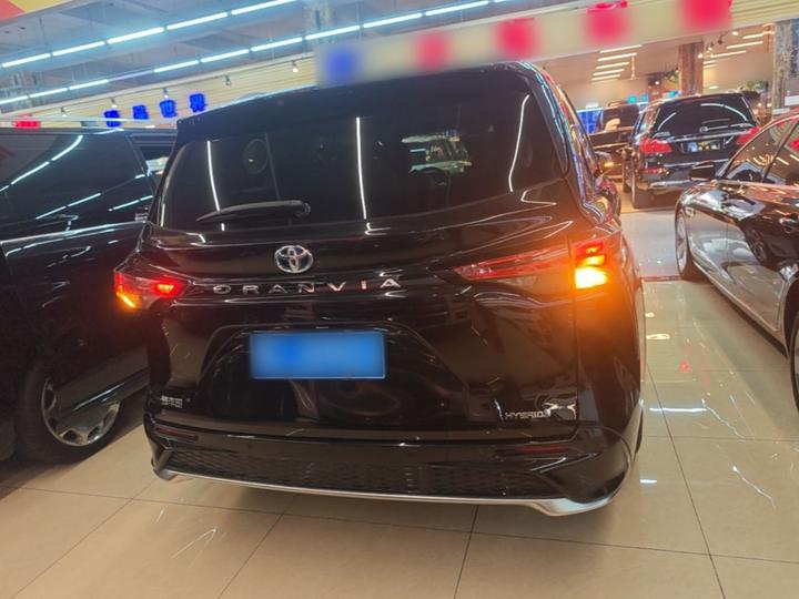 Granvia 2022 2.5L Hybrid Premium photo 3