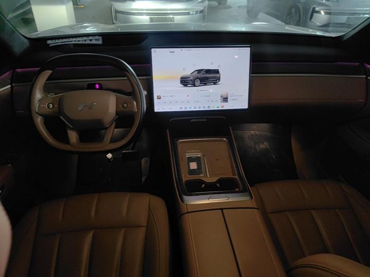 L90 2025 Ultra 6-Seater 60 photo 5