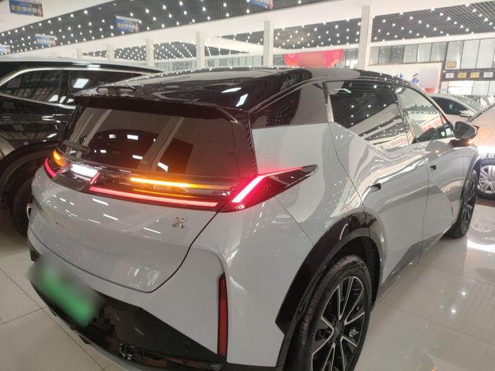 X 2025 4-Seater RWD photo 4